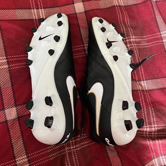 Nike Black and White Athletic Shoes with Classic Design - Picture 3 of 4